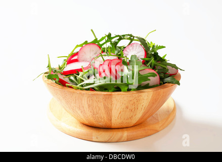 Bol de salade de roquette et de radis tranchés Banque D'Images