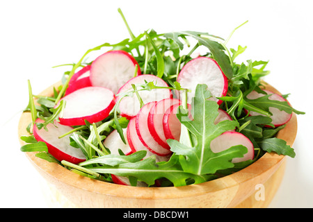 Bol de salade de roquette et de radis tranchés Banque D'Images