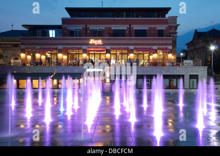 La place de la brasserie. L'abandon d'un ancien site industriel à Dorchester est d'être transformé en un nouveau brillant centre-ville avec ses restaurants et ses fontaines. Dorset Banque D'Images