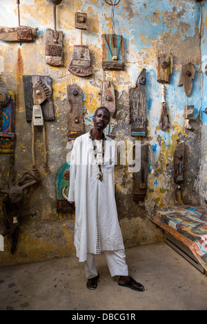 Djibril Sagna artiste dans son atelier, Biannual Arts Festival, l'île de Gorée, au Sénégal. Banque D'Images