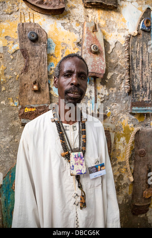 Djibril Sagna artiste dans son atelier, Biannual Arts Festival, l'île de Gorée, au Sénégal. Banque D'Images