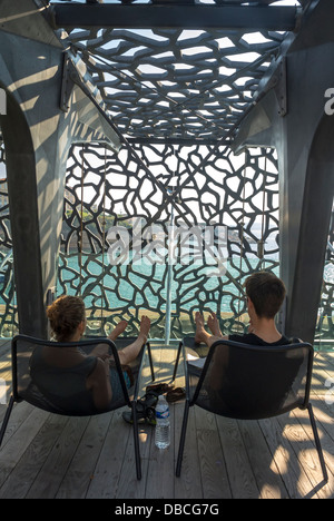 Marseille France, couple de détente à l'intérieur de l'architecture moderne , Bâtiment du Musée MUCEM, 'la musée des civilisations de l'Europe et de la Méditerranée', Sud de la France , toit-café (Credit Architect: 'Rudy Riciotti' Roof Terrace, DESIGN d'INTÉRIEUR moderniste Banque D'Images