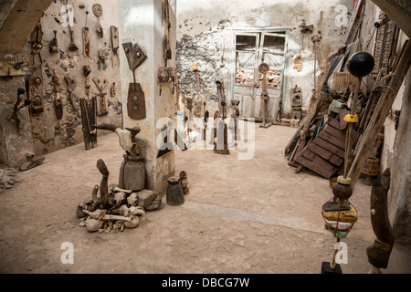 Atelier de l'artiste Djibril Sagna, Biannual Arts Festival, l'île de Gorée, au Sénégal. Banque D'Images