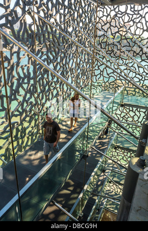 Marseille France, personnes visitant l'intérieur de l'architecture moderne , Bâtiment du Musée MUCEM, 'la muséale des civilisations de l'Europe et de la Méditerranée', Sud de la France (crédit architecte: 'Rudy Riciotti') structure de conception sur façade Banque D'Images