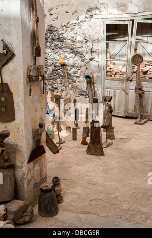 Atelier de l'artiste Djibril Sagna, Biannual Arts Festival, l'île de Gorée, au Sénégal. Banque D'Images