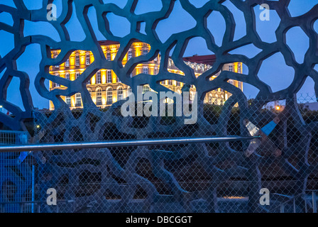 Marseille, France, architecture moderne , bâtiment MUCEM, 'Musée des civilisations de l'Europe et de la Méditerranée', Sud de la France ,(architecte crédit : 'Rudy Riciotti') avec le 'Bas Fort Saint Jean' en arrière, nuit Banque D'Images