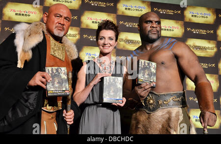 Keiji Muto, Michelle Fairley, Bob Sapp, Mai 25, 2013 : Tokyo, Japon : (L-R)catcheur japonais Keiji Mutoh, l'actrice Michelle Fairley et artiste martial mixte Bob Sapp assister à un stade d'accueil pour les dramatiques de télévision 'Game of Thrones' à Tokyo, Japon, le 25 juillet 2013. Banque D'Images