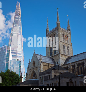 Le Shard et la cathédrale de Southwark juxtaposés. Banque D'Images