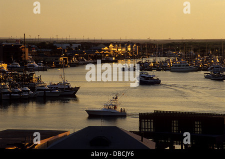 Bateaux de pêche au port de retour au coucher du soleil à Port Aransas Texas Banque D'Images