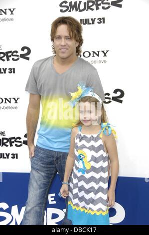 Los Angeles, CA. 28 juillet, 2013. Larry Birkhead, Birkhead Dannielynn au niveau des arrivées pour les Schtroumpfs 2 Premiere, Regency Village Theatre à Westwood, Los Angeles, CA, 28 juillet 2013. Photo par : Michael Germana/Everett Collection/Alamy Live News Banque D'Images