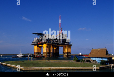 Pétrole et gaz au large de la plate-forme de forage remorqué vers la mer à Port Aransas Texas Banque D'Images