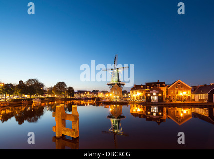 Monument Moulin De Adriaan à Haarlem en Hollande, aux Pays-Bas. Sur la rivière Spaarne, canal avec restaurant Zuidam au crépuscule Banque D'Images