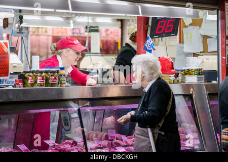 Les personnes âgées compte tenu des réductions spéciales sur les aînés journée au marché central d'Adélaïde en Australie. Banque D'Images