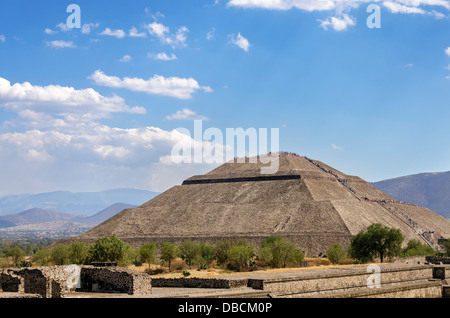 Pyramide du Soleil à Teotihuacan avec ciel bleu clair près de Mexico Banque D'Images