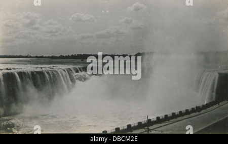 Une photographie des chutes en fer à cheval du Niagara du côté canadien, montrant la cascade emblématique comme un monument naturel majeur. Banque D'Images