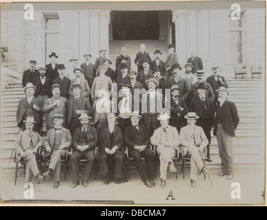 Cette photographie montre les membres de l'Assemblée législative de la Colombie-Britannique. L'image fournit une trace historique des personnalités politiques de l'époque en Colombie-Britannique. Banque D'Images