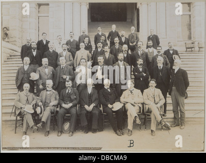 Cette photographie montre les membres de l'Assemblée législative de la Colombie-Britannique, probablement prise au début du XXe siècle, illustrant le leadership politique de la province. Banque D'Images