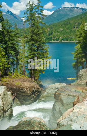 Myra Falls inférieur qui se jettent dans le lac Buttle avec kayak jaune et les montagnes, le parc provincial Strathcona, Colombie-Britannique Banque D'Images