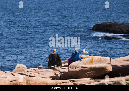 Un homme et une femme regarde l'océan dans l'Acadia National Park sur Mount Desert Island, Maine Banque D'Images