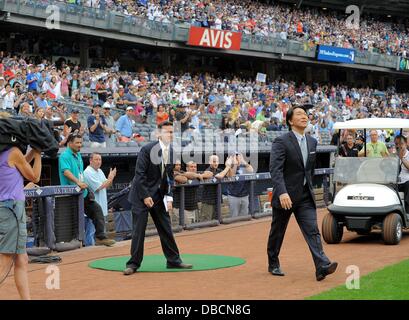 Le Bronx, New York, USA. 28, 2013. Hideki Matsui Hideki Matsui MLB : entre dans le champ pour sa retraite officielle cérémonie devant le principal Ligue base-ball match contre les Rays de Tampa Bay au Yankee Stadium dans le Bronx, New York, United States . Credit : AFLO/Alamy Live News Banque D'Images