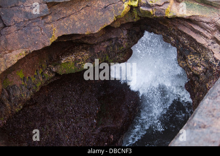 Une vague s'écrase dans Thunder hole dans l'Acadia National Park sur Mount Desert Island dans le Maine Banque D'Images