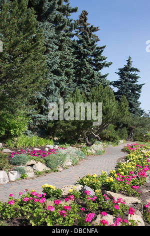 Chemin à travers le sénateur Patrick Burns Memorial Rock Garden à Riley Park, Calgary, Alberta, Canada Banque D'Images