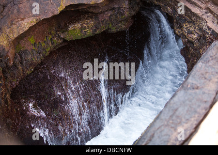 Une vague s'écrase dans Thunder hole dans l'Acadia National Park sur Mount Desert Island dans le Maine Banque D'Images