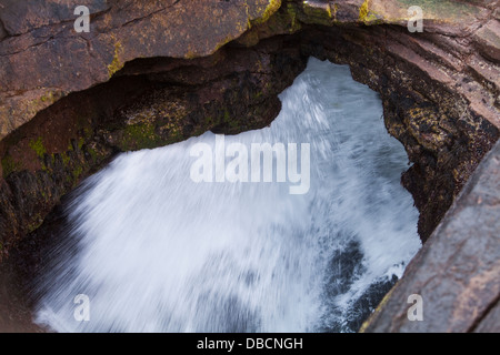 Une vague s'écrase dans Thunder hole dans l'Acadia National Park sur Mount Desert Island dans le Maine Banque D'Images