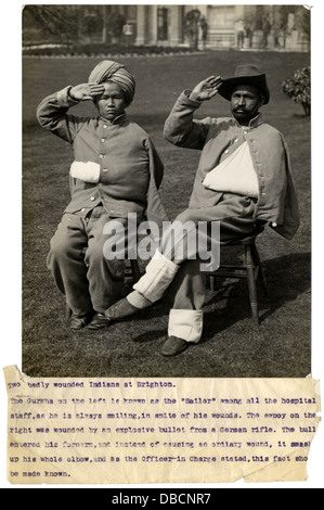 Une photographie capturant deux Amérindiens grièvement blessés, prise à Brighton. L’image documente un événement historique tragique, reflétant les luttes auxquelles sont confrontés les peuples autochtones. Banque D'Images