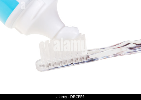 Presser sur le tube de dentifrice brosse à dents close up isolé sur fond blanc Banque D'Images