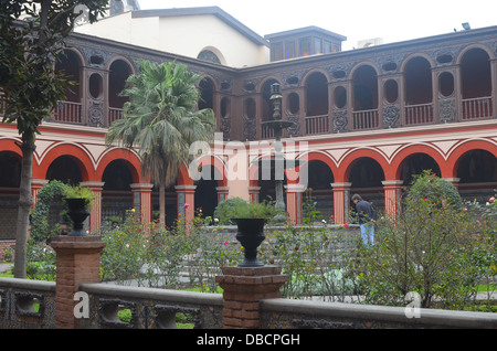 Jardin de roses et d'une cour dans le couvent de Santo Domingo, Lima, Pérou Banque D'Images