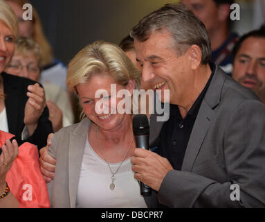 Solna, Suède. 27 juillet, 2013. Le président Wolfgang Niersbach DFB et entraîneur national Silvia Neid tenir mutuellement lors de la célébration de la victoire de l'équipe hôtel à Solna, Suède, 27 juillet 2013. L'Allemagne a gagné la finale de l'UEFA European Women's Championship 1-0 contre la Norvège. Photo : CARMEN JASPERSEN/dpa/Alamy Live News Banque D'Images