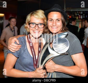 Solna, Suède. 27 juillet, 2013. National Soccer player Nadine Angerer (R) et Gilles Johanet Saskia tenir la tasse à la célébration de la victoire de l'équipe hôtel à Solna, Suède, 27 juillet 2013. L'Allemagne a gagné la finale de l'UEFA European Women's Championship 1-0 contre la Norvège. Photo : CARMEN JASPERSEN/dpa/Alamy Live News Banque D'Images