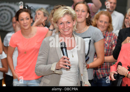 Solna, Suède. 27 juillet, 2013. L'entraîneur national, Silvia Neid donne un discours lors de la célébration de la victoire de l'équipe hôtel à Solna, Suède, 27 juillet 2013. L'Allemagne a gagné la finale de l'UEFA European Women's Championship 1-0 contre la Norvège. Photo : CARMEN JASPERSEN/dpa/Alamy Live News Banque D'Images