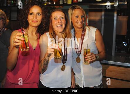 Solna, Suède. 27 juillet, 2013. Joueurs de football national (L-R) Fatmire Bajramaj, Anja Mittag et Lena Goeßling célébrer la victoire de l'équipe allemande dans l'équipe hôtel à Solna, Suède, 27 juillet 2013. L'Allemagne a gagné la finale de l'UEFA European Women's Championship 1-0 contre la Norvège. Photo : CARMEN JASPERSEN/dpa/Alamy Live News Banque D'Images