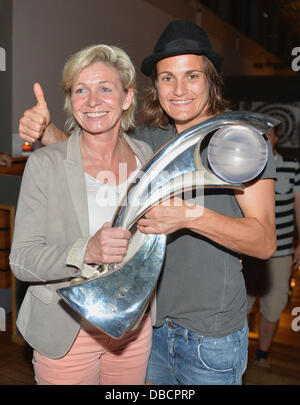 Solna, Suède. 27 juillet, 2013. National Soccer player Nadine Angerer (R) et entraîneur national Silvia Neid tenir la tasse à la célébration de la victoire de l'équipe hôtel à Solna, Suède, 27 juillet 2013. L'Allemagne a gagné la finale de l'UEFA European Women's Championship 1-0 contre la Norvège. Photo : CARMEN JASPERSEN/dpa/Alamy Live News Banque D'Images