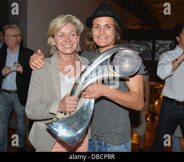 Solna, Suède. 27 juillet, 2013. National Soccer player Nadine Angerer (R) et entraîneur national Silvia Neid tenir la tasse à la célébration de la victoire de l'équipe hôtel à Solna, Suède, 27 juillet 2013. L'Allemagne a gagné la finale de l'UEFA European Women's Championship 1-0 contre la Norvège. Photo : CARMEN JASPERSEN/dpa/Alamy Live News Banque D'Images