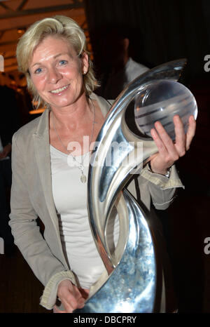 Solna, Suède. 27 juillet, 2013. Silvia Neid entraîneur national tient la tasse à la célébration de la victoire de l'équipe de l'hôtel à Solna, Suède, 27 juillet 2013. L'Allemagne a gagné la finale de l'UEFA European Women's Championship 1-0 contre la Norvège. Photo : CARMEN JASPERSEN/dpa/Alamy Live News Banque D'Images