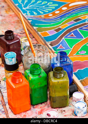 Pinceaux et pigments pour bouteilles avec batik froid Banque D'Images