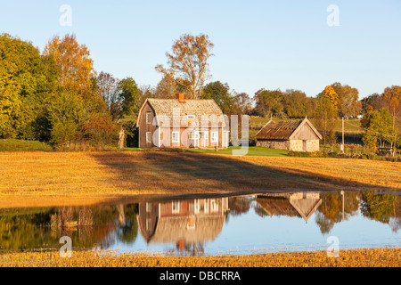 Ancien red cottage dans le domaine Banque D'Images