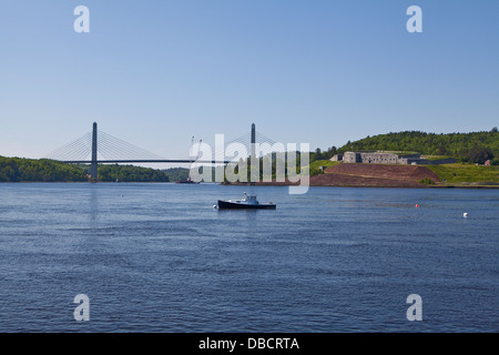 Rivière Penobscot Narrows Bridge est représenté plus de perspective entre l'île et de Vérone par Fort Knox, Maine Banque D'Images