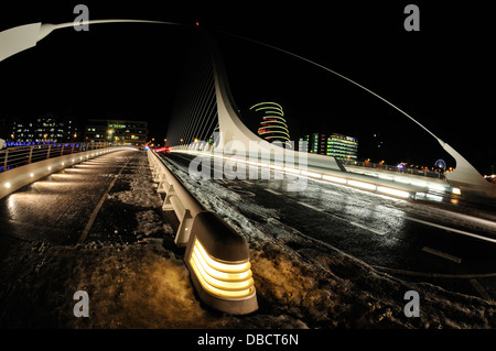 Nigth vision de Samuel Beckett Bridge par Santiago Calatrava, Dublin, Irlande, Europe Banque D'Images