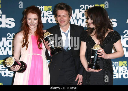 Meilleur Film Award pour "La Saga Twilight : Eclipse' acteurs gagnante Bryce Dallas Howard (l-r), Xavier Samuel et Elizabeth Reaser, au 2011 MTV Movie Salle de presse tenue au Gibson Amphitheatre - Salle de presse. Los Angeles, Californie - 05.06.11 ** Non disponible pour publication en Allemagne. Disponible pour publication dans le reste du monde** Crédit obligatoire : Ian Wilson/WENN.com Banque D'Images