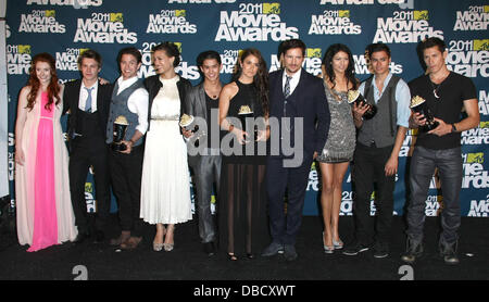 Meilleur Film Award pour "La Saga Twilight : Eclipse' acteurs gagnante Bryce Dallas Howard (l-r), Xavier Samuel, Jackson Rathbone, Julia Jones, Booboo Stewart, Nikki Reed, Peter Facinelli, Tinsel Korey, Kiowa Gordon et Alex Meraz, au 2011 MTV Movie Salle de presse tenue au Gibson Amphitheatre - Salle de presse. Los Angeles, Californie - 05.06.11 ** Non disponible pour publication en Allemagne Banque D'Images