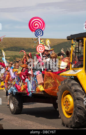 Swanage, Dorset UK 28 juillet 2013. Des milliers de visiteurs descendent sur pour regarder la procession de Swanage, dans le cadre de la semaine du Carnaval de Swanage. Credit : Carolyn Jenkins/Alamy Live News Banque D'Images