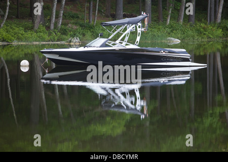 Un bateau est amarré sur Sebago Lake dans le sud de Casco, Maine Banque D'Images