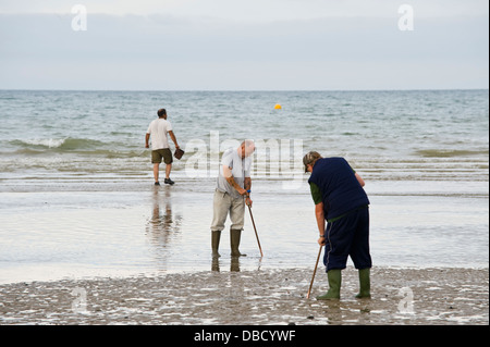 Bait diggers en utilisant une pompe à recueillir des lugworm à marée basse sur la plage de Brighton East Sussex England UK Banque D'Images
