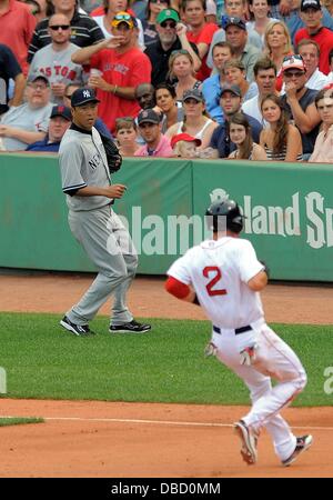 Hiroki Kuroda (Yankee), le 20 juillet 2013 - Pitcher MLB : Hiroki Kuroda des New York Yankees watches Jacoby Ellsbury des Red Sox de Boston au cours du jeu de la Ligue Majeure de Baseball au Fenway Park à Boston, Massachusetts, United States. (Photo de bla) Banque D'Images