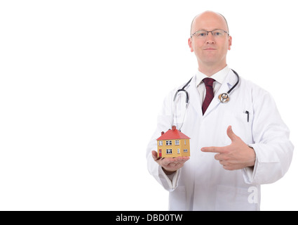 Concept de contrôle interne en place ou maison médecin isolé sur fond blanc Banque D'Images