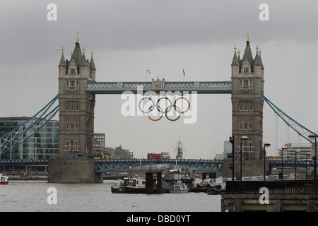 Anneaux olympiques sur Tower Bridge Londres Banque D'Images